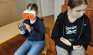 uczniowie w okularach VR oglądają kostkę, prezentację na temat Zespołu Downa