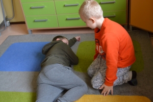 Dzieci ćwiczą pierwszą pomoc