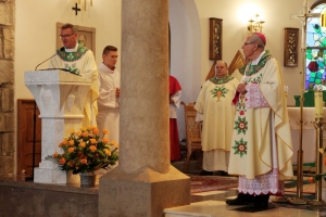 Zdjęcia przedstawiające wydarzenia z kościoła podczas nadania imienia KOU