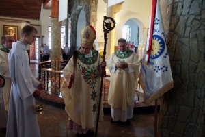 Zdjęcia przedstawiające sztandar szkoły