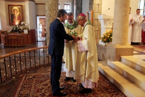 Zdjęcia przedstawiające biskupa Antoniego Długosza oznaczoengo Odznaką Honorową za Zasługi w Ochronie Praw Dziecka Infantis Dignitatis Defensori