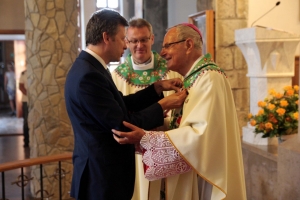 Zdjęcia przedstawiające biskupa Antoniego Długosza oznaczoengo Odznaką Honorową za Zasługi w Ochronie Praw Dziecka Infantis Dignitatis Defensori