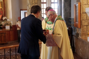 Zdjęcia przedstawiające biskupa Antoniego Długosza oznaczoengo Odznaką Honorową za Zasługi w Ochronie Praw Dziecka Infantis Dignitatis Defensori