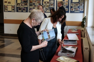 Zdjęcia przedstawiające odsłonięcie tablicy upamiętniającej nadanie imienia szkole przez honorowych gości