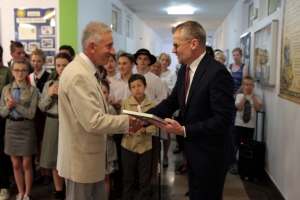 Zdjęcia przedstawiające odsłonięcie tablicy upamiętniającej nadanie imienia szkole przez honorowych gości