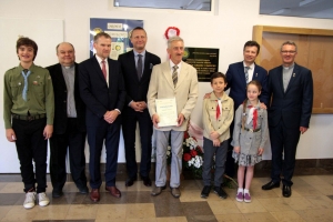 Zdjęcia przedstawiające odsłonięcie tablicy upamiętniającej nadanie imienia szkole przez honorowych gości