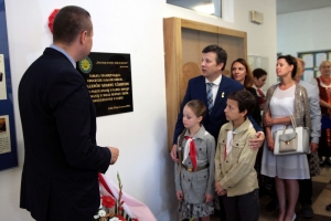 Zdjęcia przedstawiające odsłonięcie tablicy upamiętniającej nadanie imienia szkole przez honorowych gości