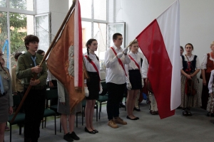 Zdjęcia wewnątrz budynku szkoły przestawiające Dyrektora, Gosci oraz uczniów