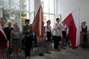 Zdjęcia wewnątrz budynku szkoły przestawiające Dyrektora, Gosci oraz uczniów