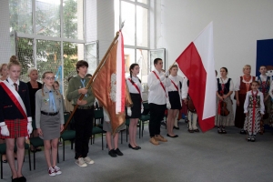 Zdjęcia wewnątrz budynku szkoły przestawiające Dyrektora, Gosci oraz uczniów