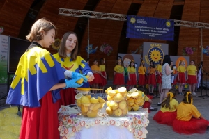 Występujący na scenie tańczą z pomponami, ze wstęgami. Na scenie dekoracja, pacynki Jacek i Agatka. Order Uśmiechu wręcza sekretarz Kapituły Orderu Uśmiechu i państwo Burcanowie.