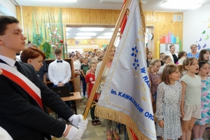 uczniowie na scenie tańczą, recytują