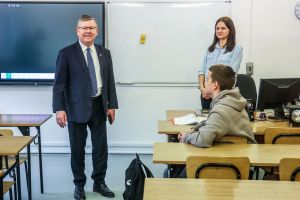 Pan marszałek w klasie z uczniami