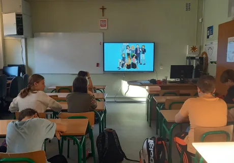 uczniowie i klasa lekcyjna