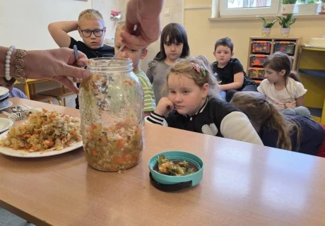 uczniowie i słoik kapusty