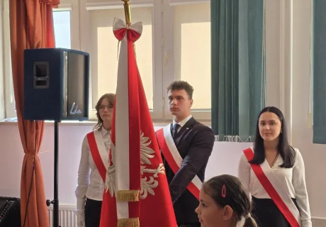 Uczniowie trzymający sztandar