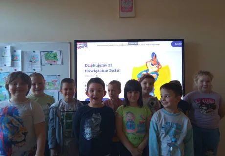 dzieci przed tablicą