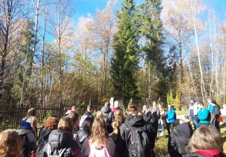 uczniowie na cmentarzu