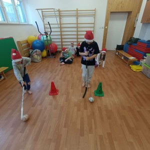 dzieci uprawiają sport