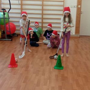 dzieci uprawiają sport