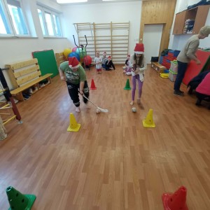 dzieci uprawiają sport