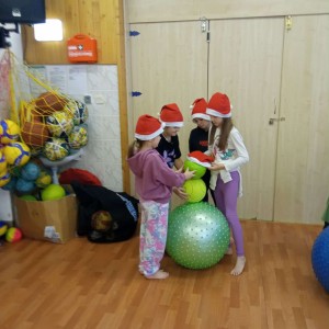 dzieci uprawiają sport