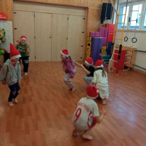 dzieci uprawiają sport