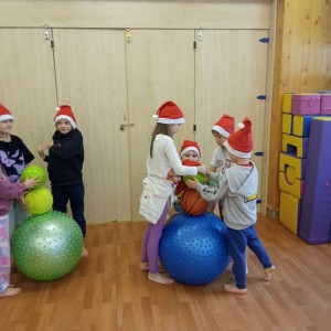 dzieci uprawiają sport