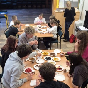 uczniowie przygotowują herbatę 