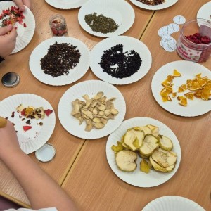 uczniowie przygotowują herbatę 