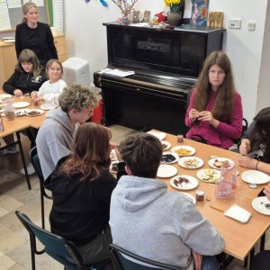 uczniowie przygotowują herbatę 