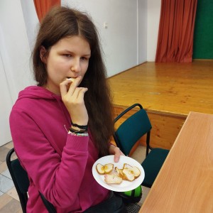 uczniowie przygotowują herbatę 