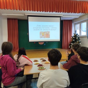 uczniowie przygotowują herbatę 