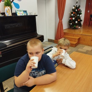 uczniowie przygotowują herbatę 