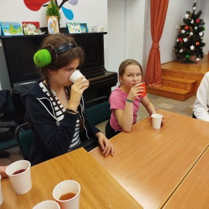 uczniowie przygotowują herbatę 