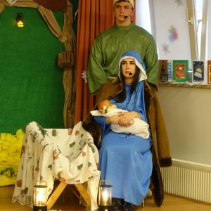 uczniowie grający w jasełkach