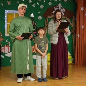 uczniowie grający w jasełkach