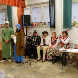 uczniowie grający w jasełkach