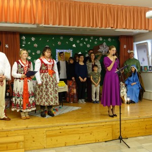 uczniowie grający w jasełkach