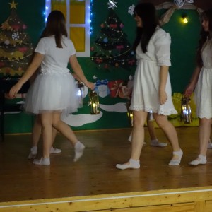 uczniowie grający w jasełkach