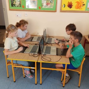 dzieci pracujące przy laptopach