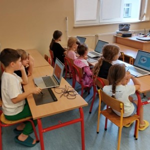 dzieci pracujące przy laptopach