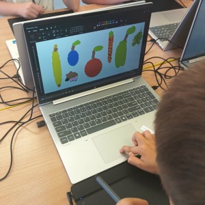 dzieci pracujące przy laptopach
