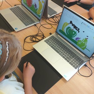 dzieci pracujące przy laptopach