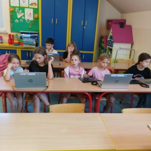 dzieci pracujące przy laptopach