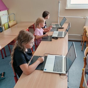 dzieci pracujące przy laptopach
