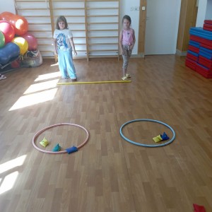 dzieci na sali gimnastycznej