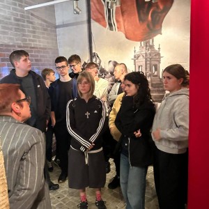 uczniowie w muzeum