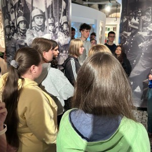 uczniowie w muzeum