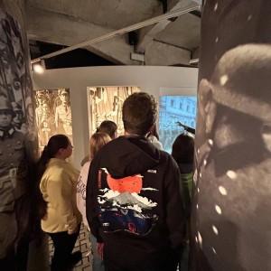 uczniowie w muzeum